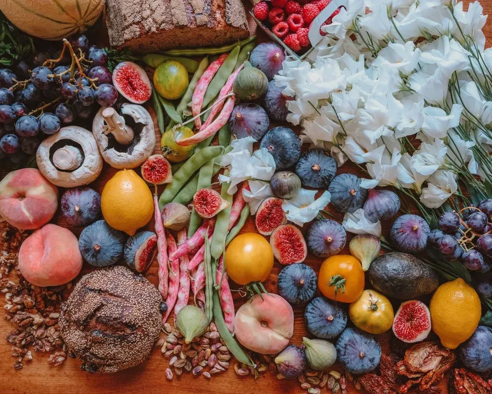 Composition colorée de fruits, légumes, céréales et pain