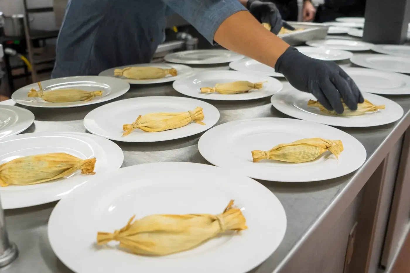 Assiettes alignées sur un plan de travail en cuisine professionnelle
